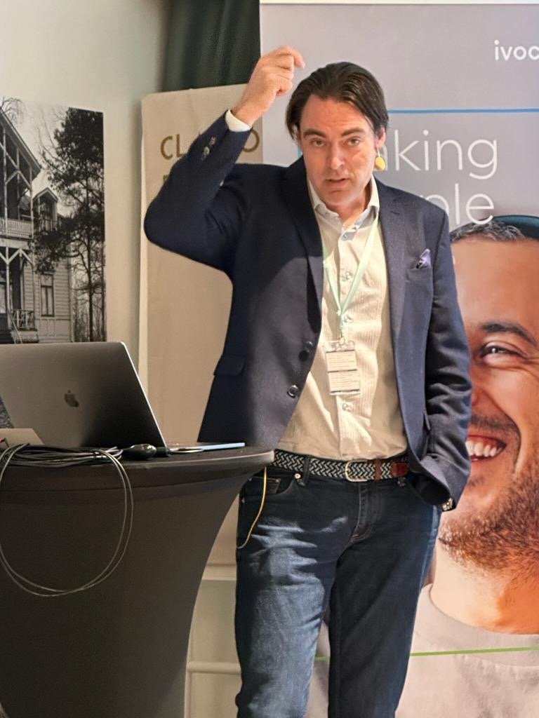 Ella invisalign valmis. Esteettiset kerrostusmuovit keskimmäisissä etuhampaissa.